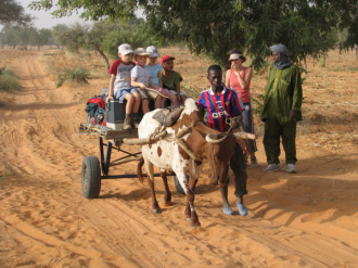 01 La Charette Avec Bagages Et Enfants